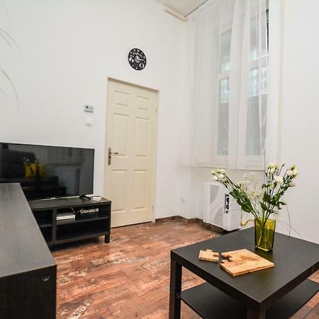 Timeless Apartment With Free Private Parking Budapest Exteriör bild
