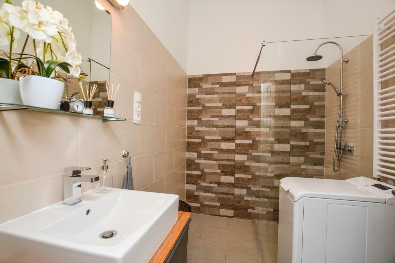 Timeless Apartment With Free Private Parking Budapest Exteriör bild