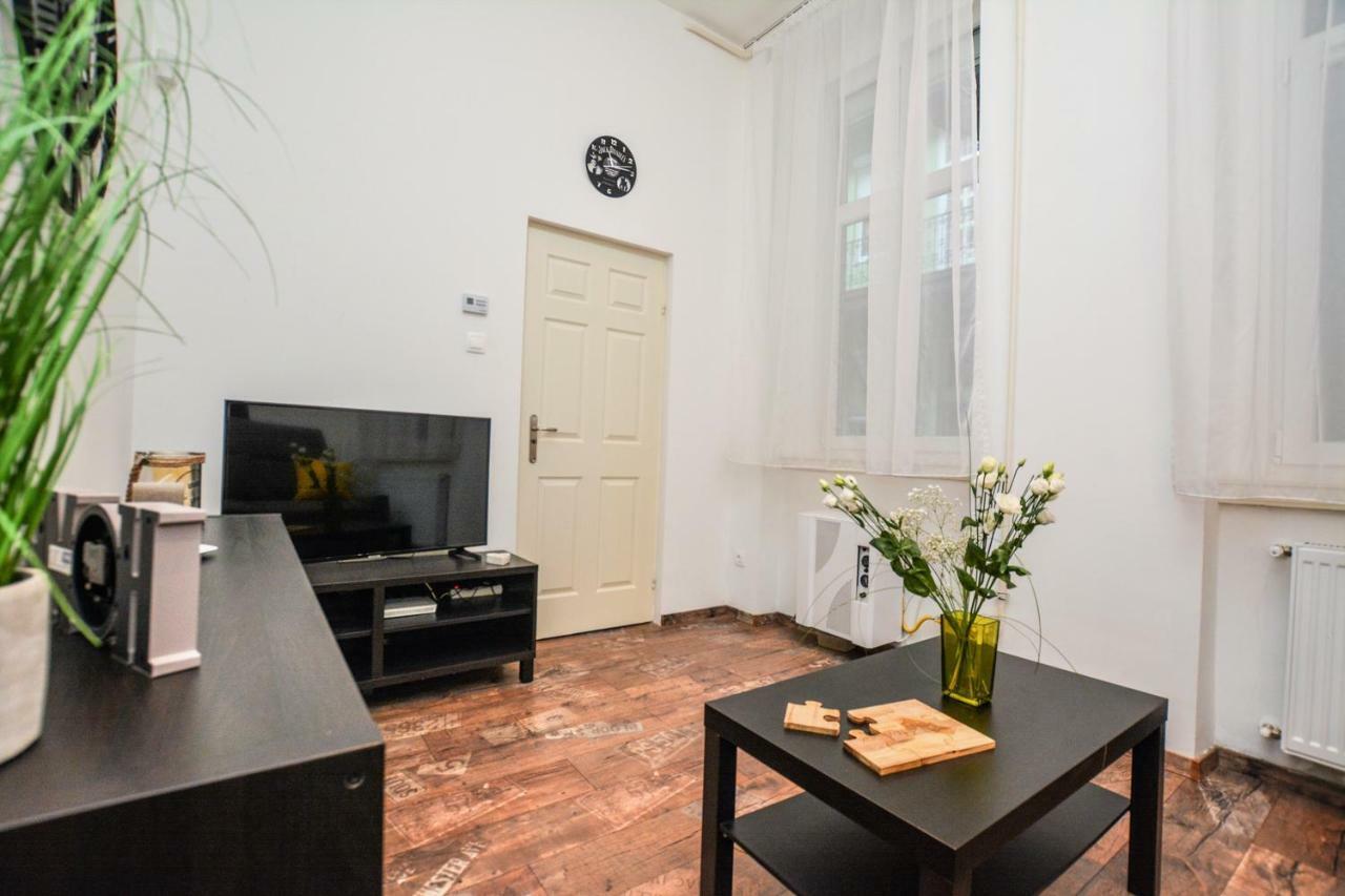 Timeless Apartment With Free Private Parking Budapest Exteriör bild